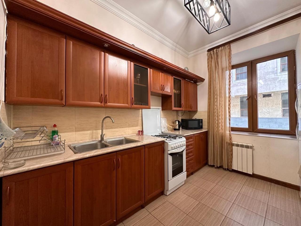 Hotel & Apartments California เยเรวาน ภายนอก รูปภาพ