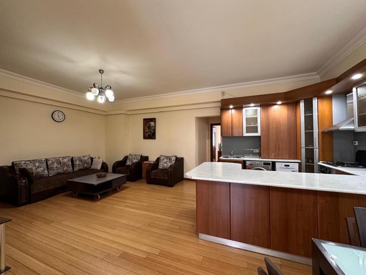 Hotel & Apartments California เยเรวาน ภายนอก รูปภาพ