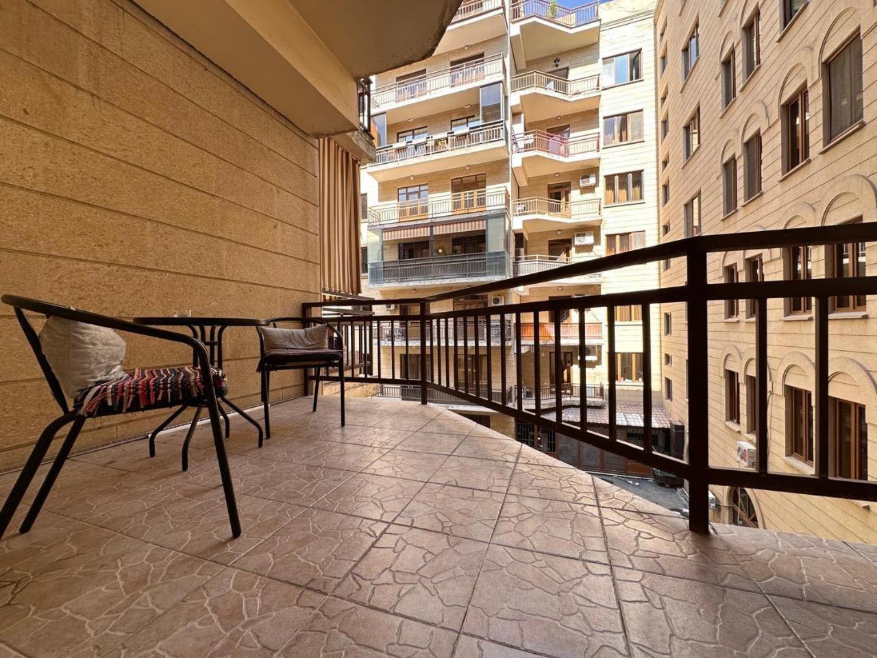 Hotel & Apartments California เยเรวาน ภายนอก รูปภาพ