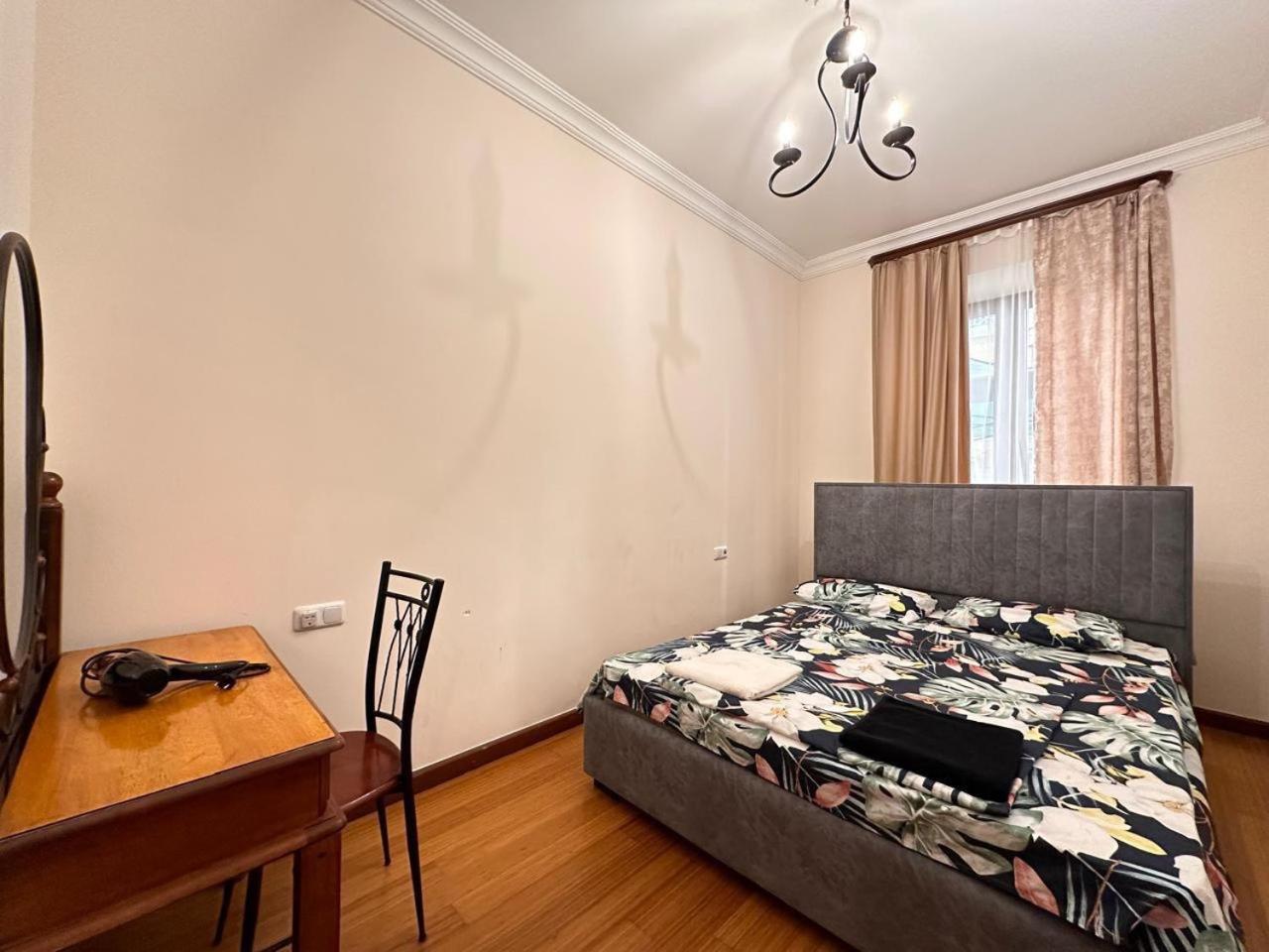 Hotel & Apartments California เยเรวาน ภายนอก รูปภาพ