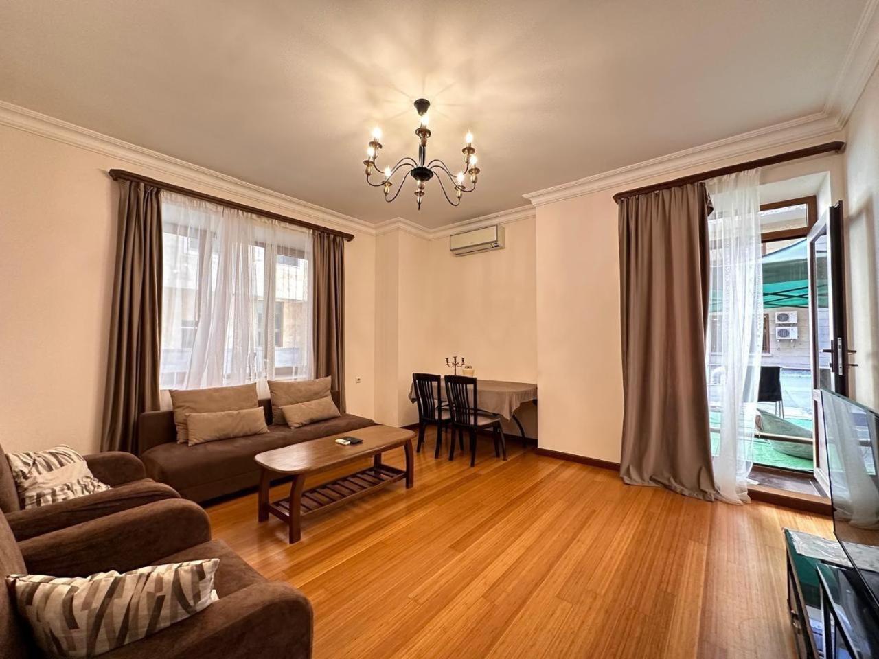 Hotel & Apartments California เยเรวาน ภายนอก รูปภาพ