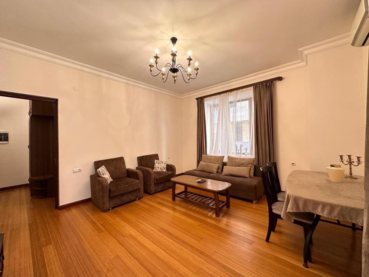 Hotel & Apartments California เยเรวาน ภายนอก รูปภาพ