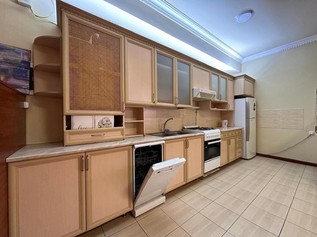 Hotel & Apartments California เยเรวาน ภายนอก รูปภาพ
