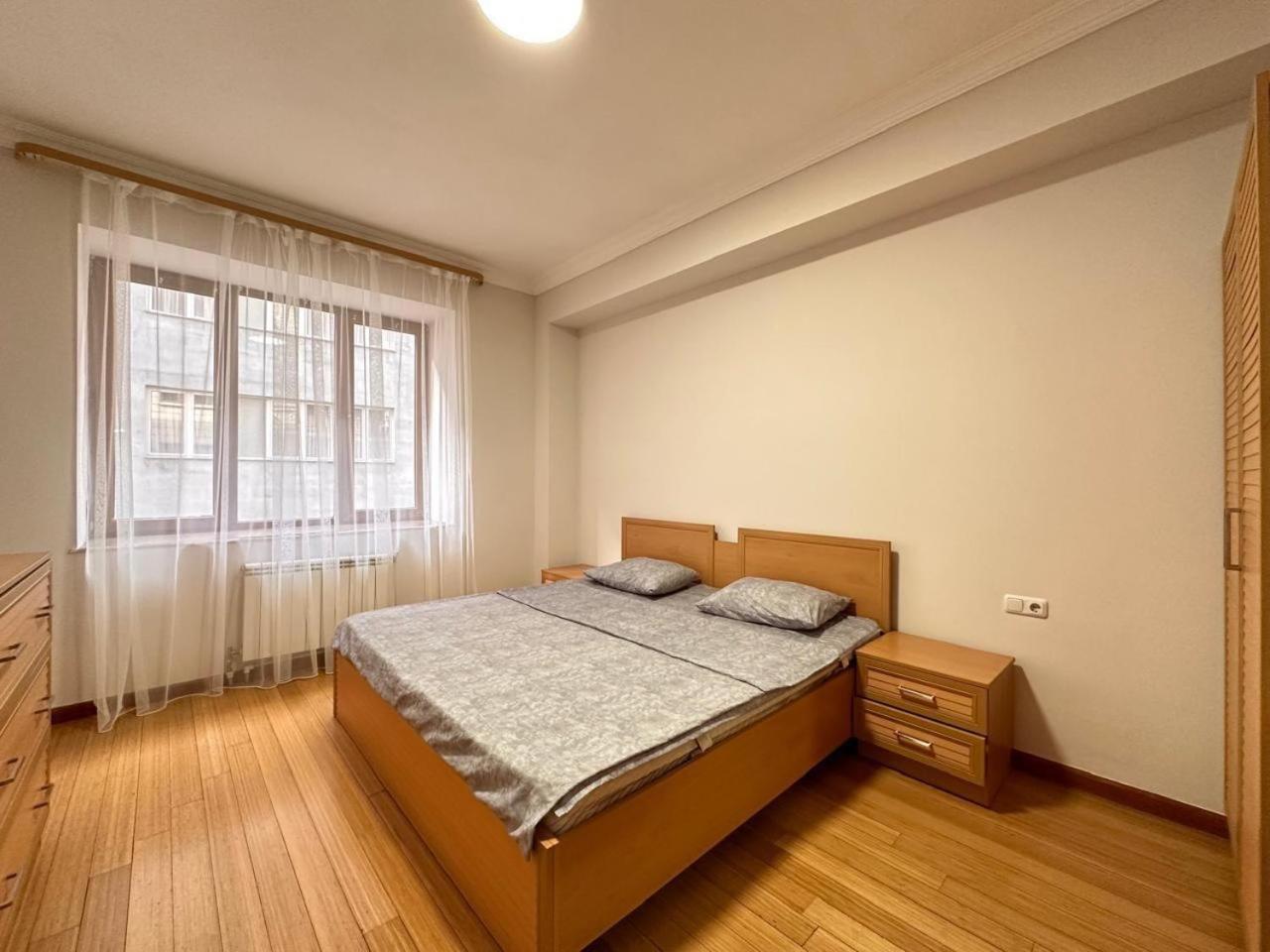 Hotel & Apartments California เยเรวาน ภายนอก รูปภาพ