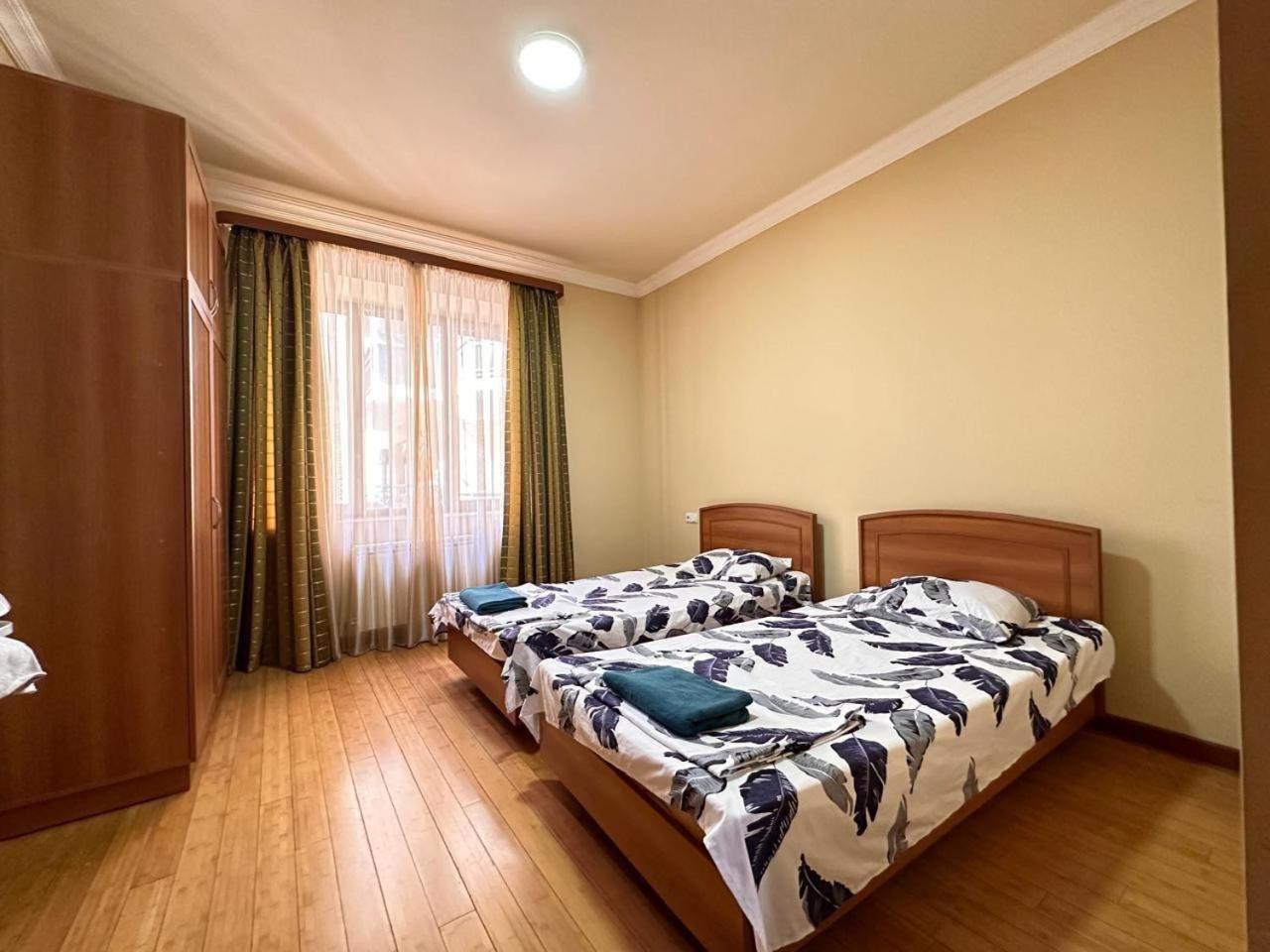 Hotel & Apartments California เยเรวาน ภายนอก รูปภาพ