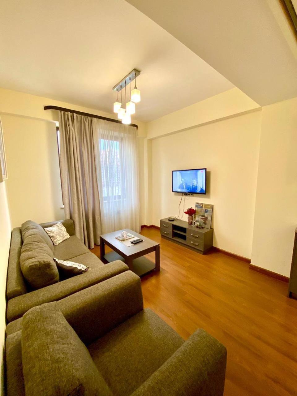 Hotel & Apartments California เยเรวาน ภายนอก รูปภาพ