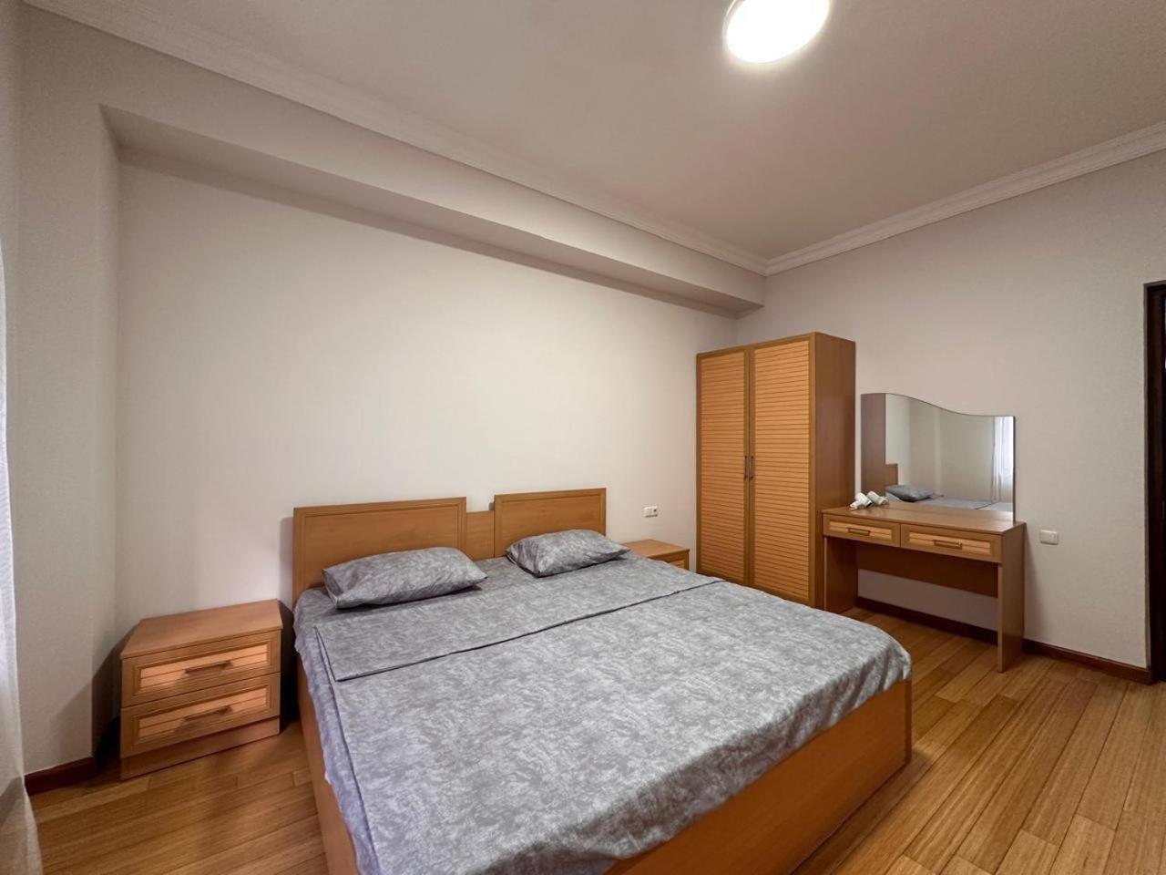 Hotel & Apartments California เยเรวาน ภายนอก รูปภาพ