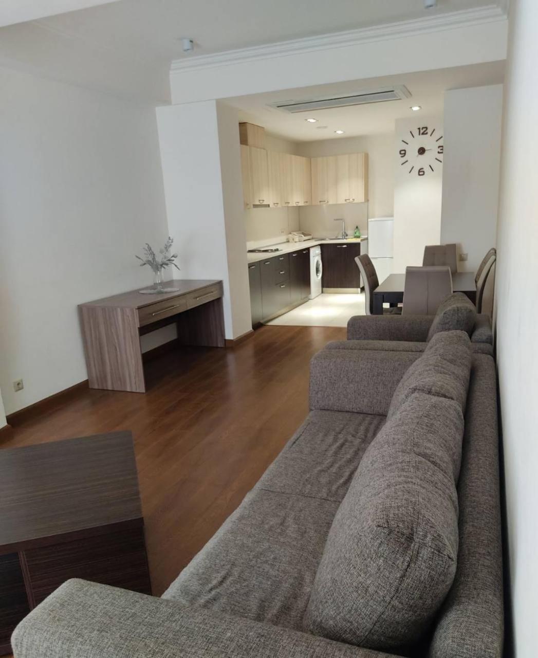 Hotel & Apartments California เยเรวาน ภายนอก รูปภาพ