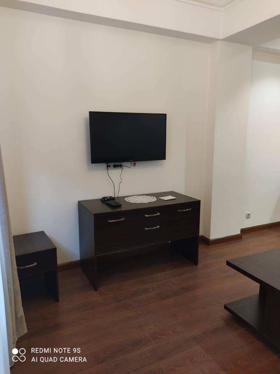 Hotel & Apartments California เยเรวาน ภายนอก รูปภาพ