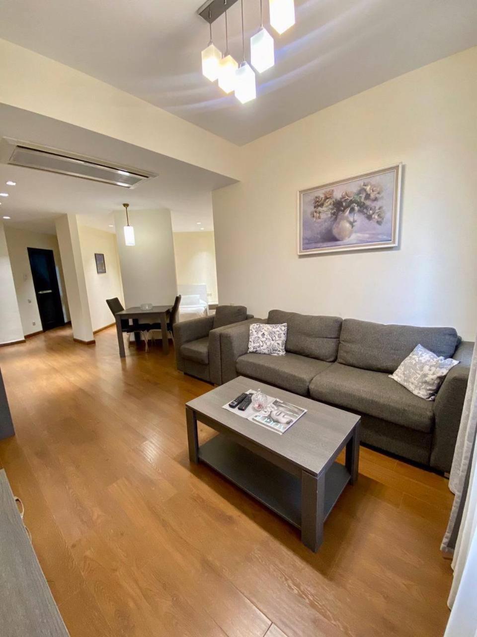 Hotel & Apartments California เยเรวาน ภายนอก รูปภาพ