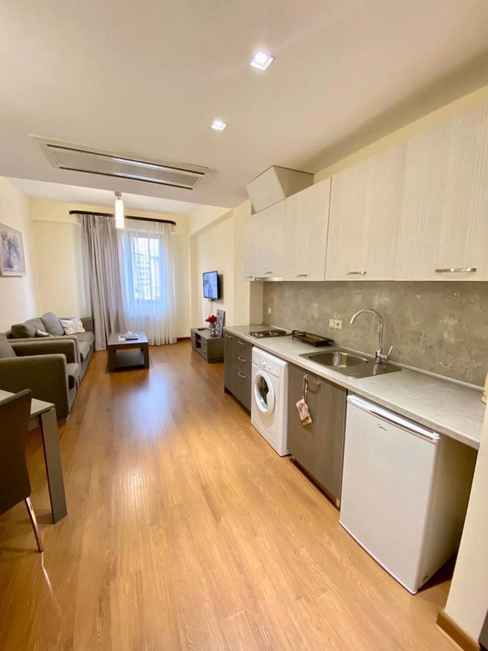 Hotel & Apartments California เยเรวาน ภายนอก รูปภาพ