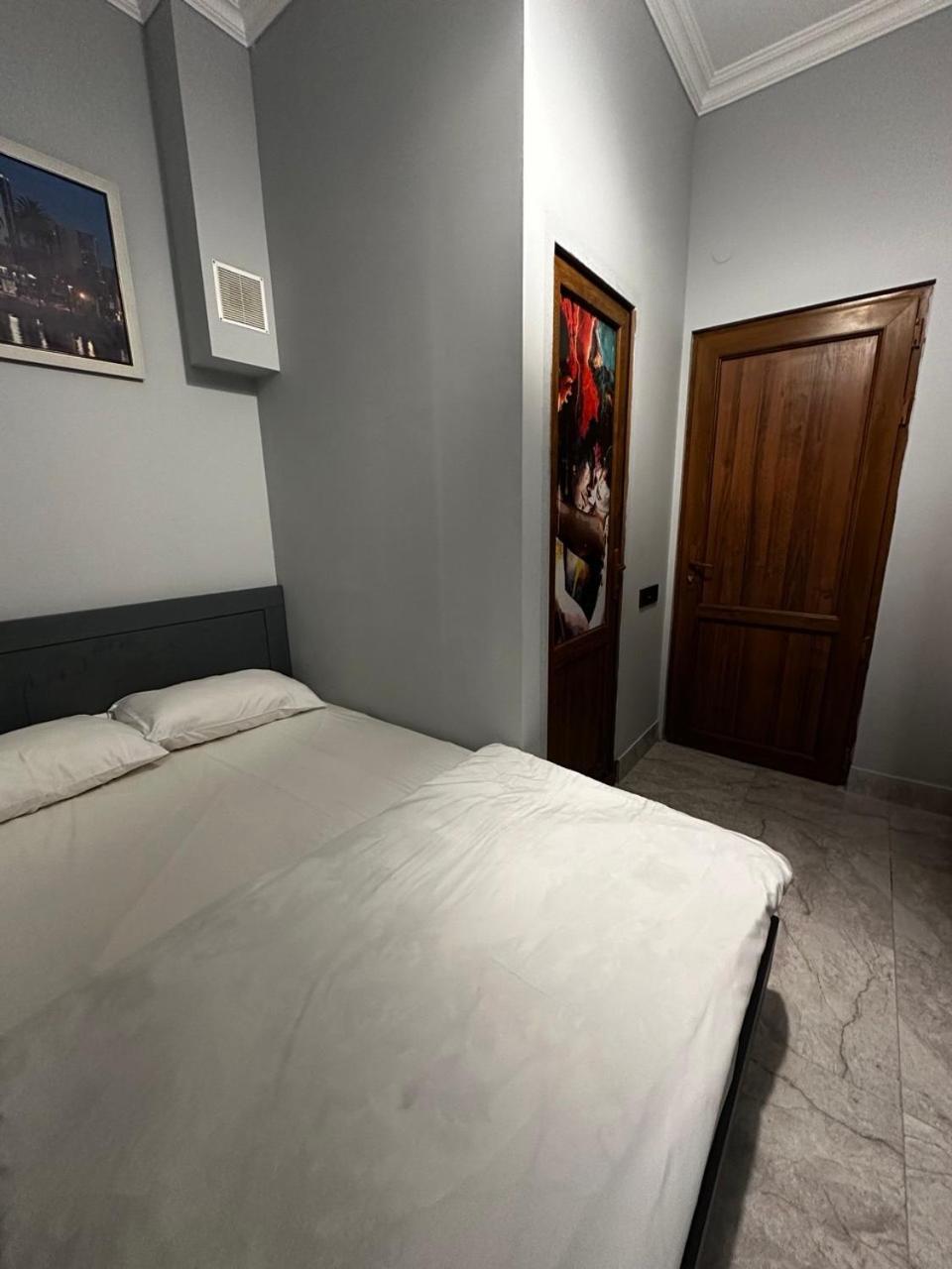 Hotel & Apartments California เยเรวาน ภายนอก รูปภาพ