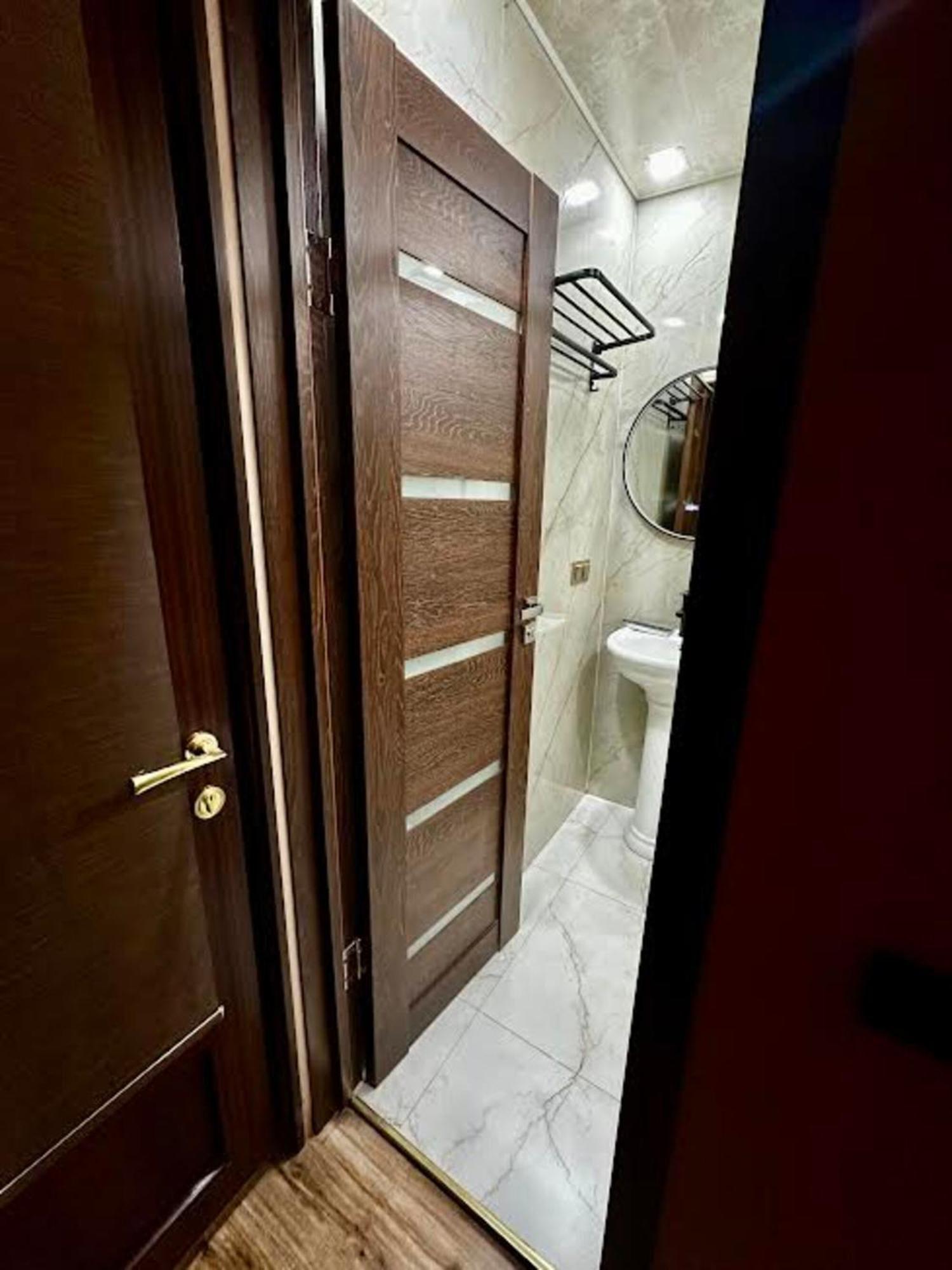 Hotel & Apartments California เยเรวาน ภายนอก รูปภาพ