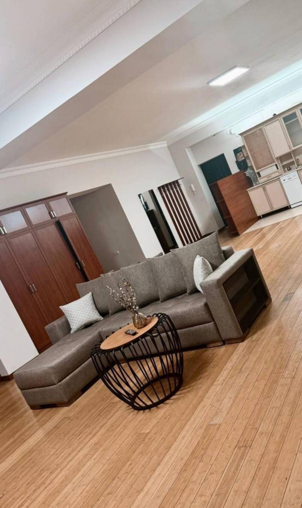 Hotel & Apartments California เยเรวาน ภายนอก รูปภาพ