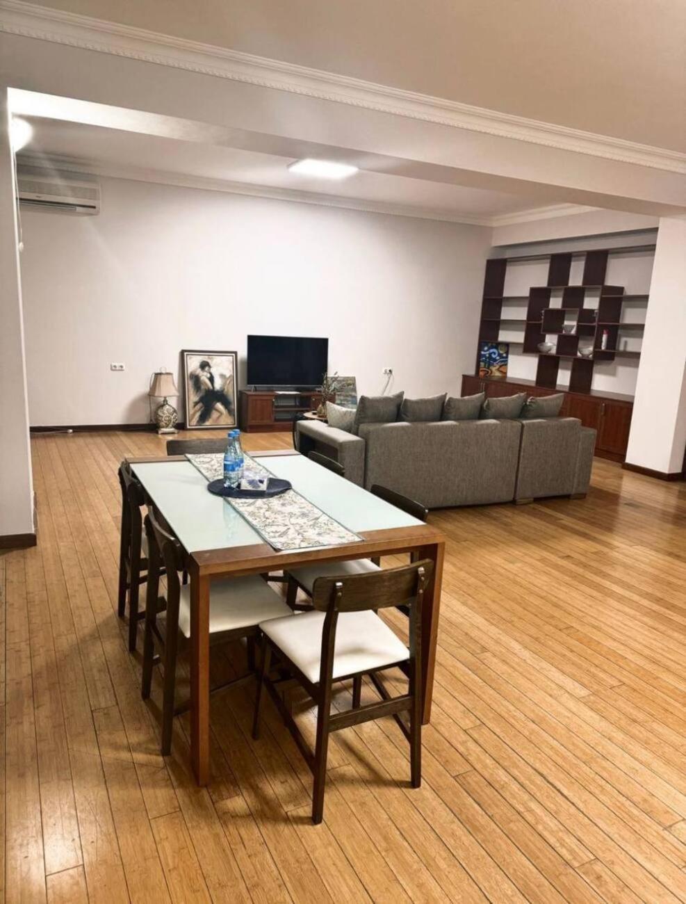 Hotel & Apartments California เยเรวาน ภายนอก รูปภาพ
